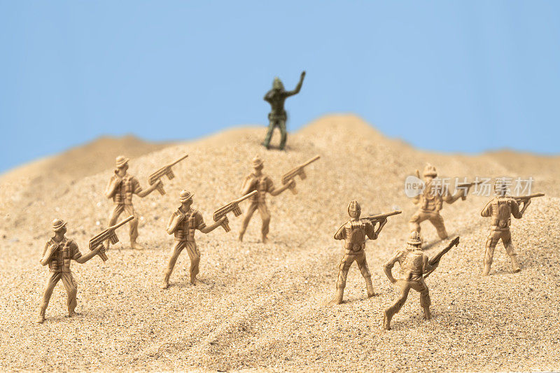 沙漠中的塑料玩具士兵