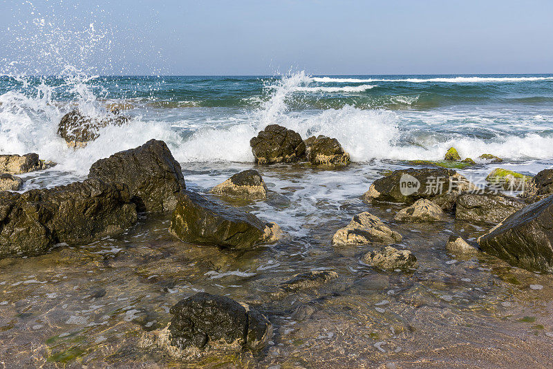 土耳其的海浪拍打着海岸。