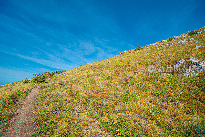 神奇的Rtanj山有着关于金字塔和治疗药草的神秘神话