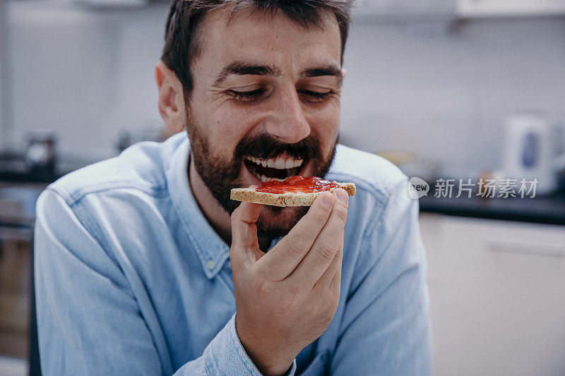 正在吃早餐的男人