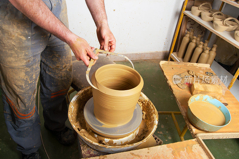 陶工在陶器作坊制作陶器