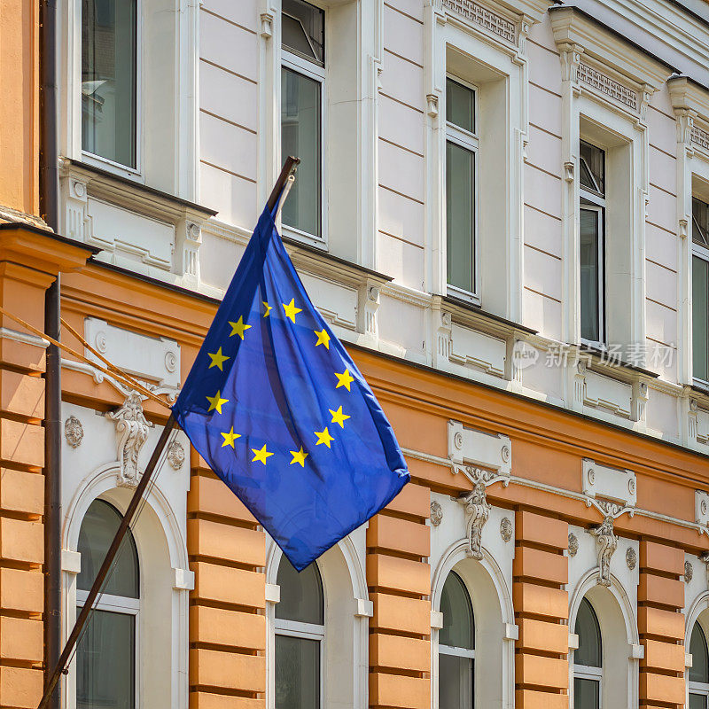 欧洲公共建筑墙上飘扬的欧盟旗帜