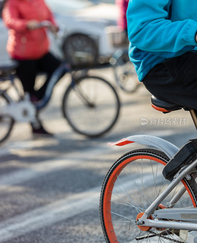 沿着城市宽阔的街道骑自行车