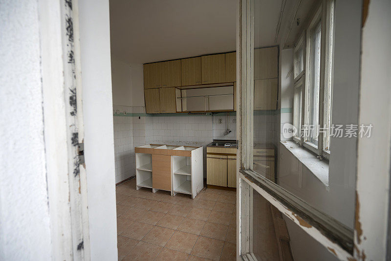 家庭装修-旧公寓房间准备修复或翻新