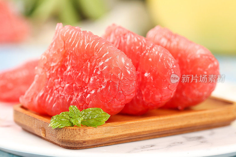 盘子里的红心柚子果肉