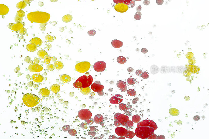 微距拍摄移动油漆滴气泡液体油墨油漆。