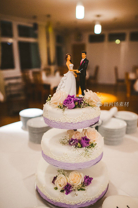 婚礼蛋糕上的新娘和新郎小雕像