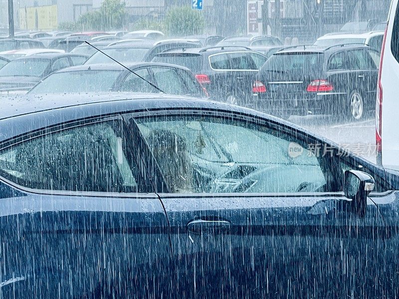 汽车在一场意外的大雨中