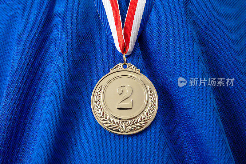 银牌。冠军奖杯及绶带。在运动奖为获胜者在蓝色衬衫背景