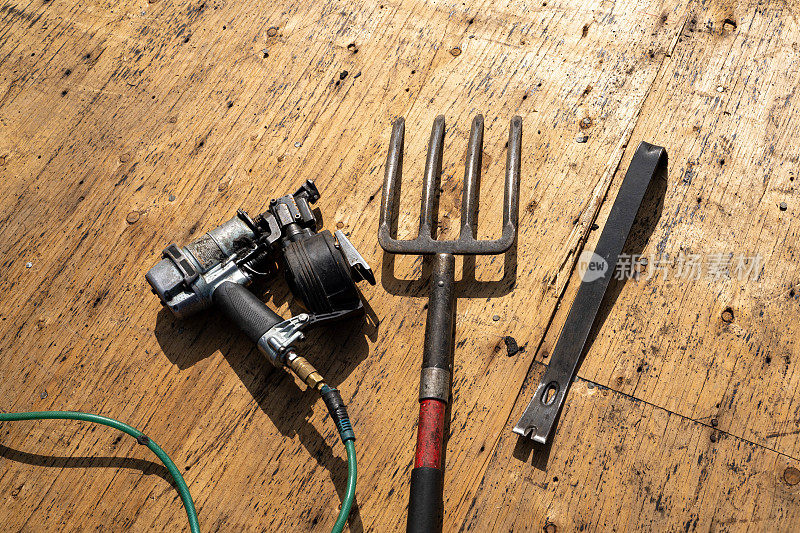 工具带、工具和钉枪放置的照片