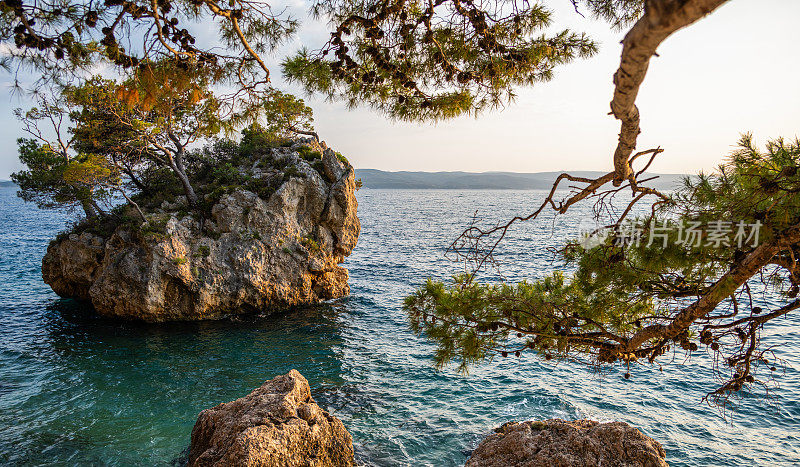 令人惊叹的日落海景，布雷拉石的风景，亚得里亚海度假胜地的象征。旅游背景下,克罗地亚