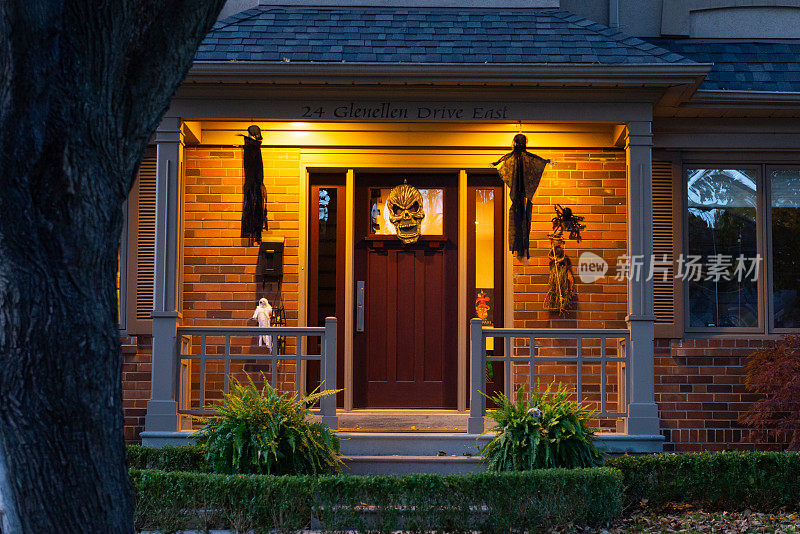 加拿大多伦多，万圣节装饰的漂亮房子的夜景。