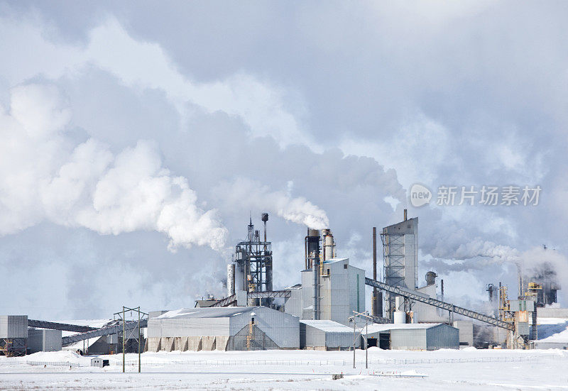 冬天，工厂在大平原上排放污染