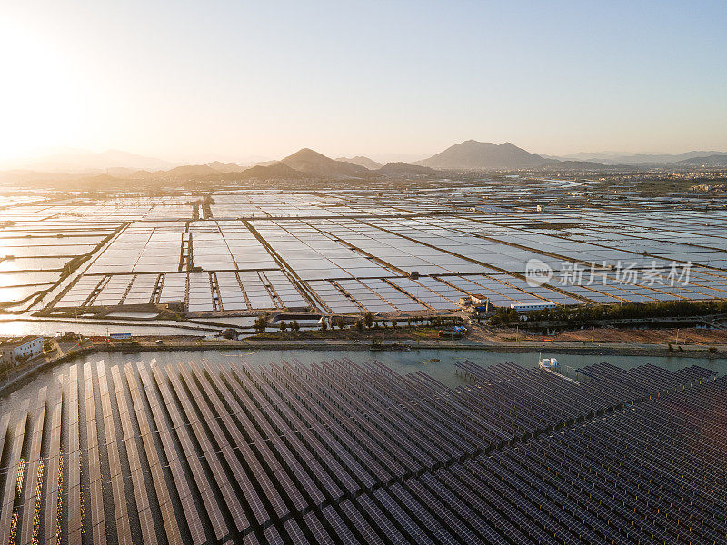 日落时海上太阳能发电厂的鸟瞰图。