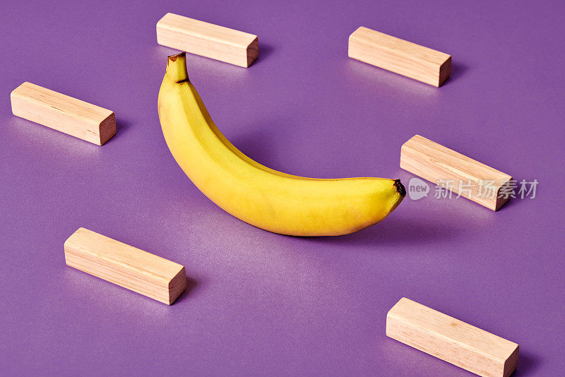 香蕉被紫色背景上的六个矩形块包围着