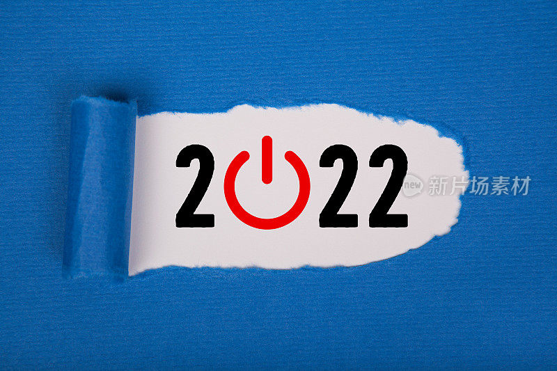 撕裂纸与新的2022年启动概念在白色背景