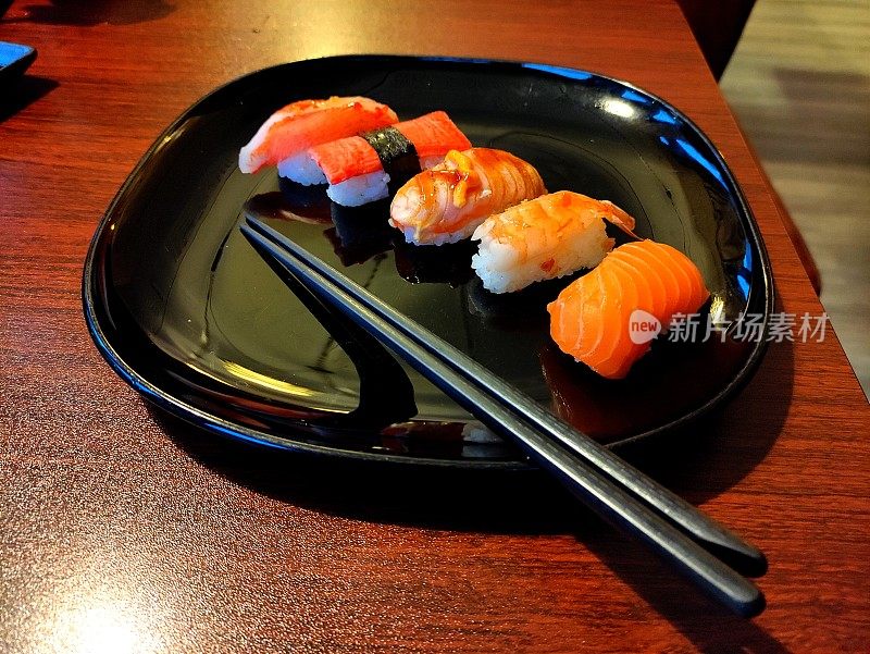 日本料理，日本寿司配红鱼。寿司酒吧。