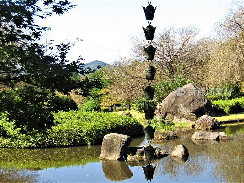 日本。十月的晴朗天气。公园里的池塘。