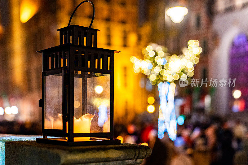 灯笼与燃烧的蜡烛背景的夜晚城市。