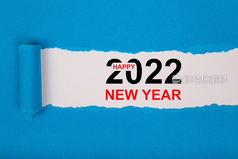 2022年新年快乐的撕破纸在白色背景上