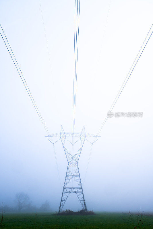 输电塔在浓雾中