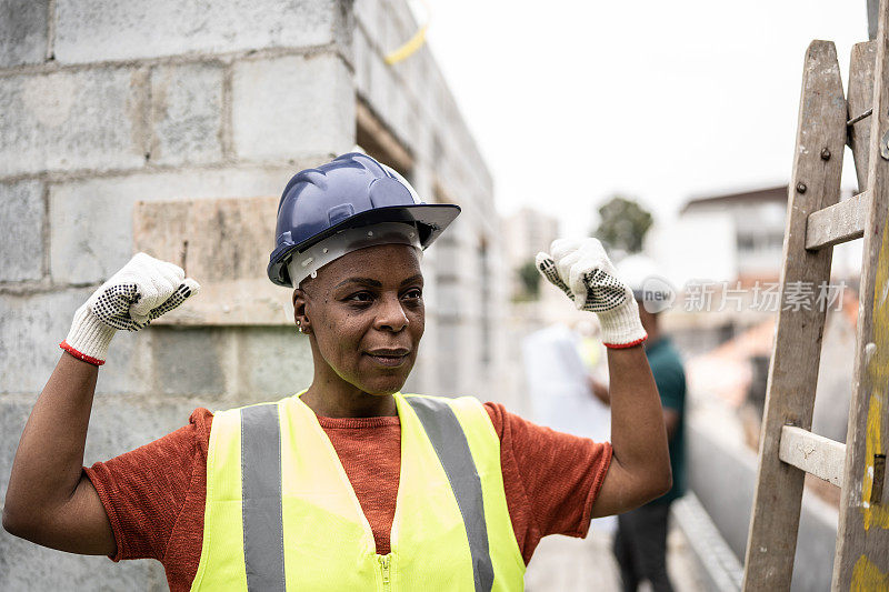 一个坚强和自信的女工程师在建筑工地的肖像