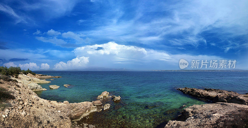 美丽的绿松石色岩石海景，清澈透明的水