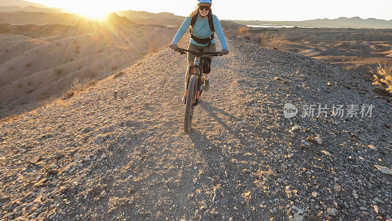 女山地自行车手沿着沙漠小路行进