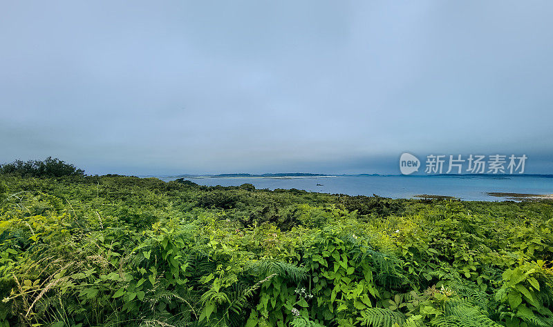 从彭德拉滕俯瞰凯尔特海，可以看到特雷斯科岛、提恩岛和古瑟岛。