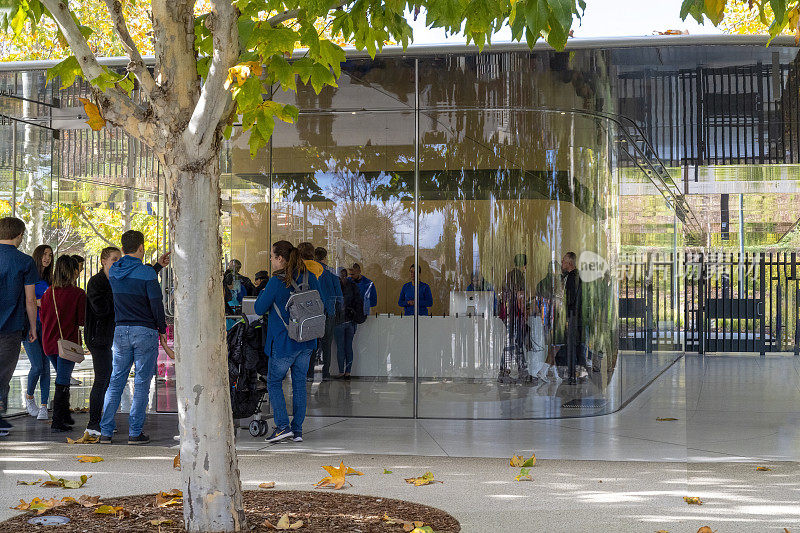 位于硅谷坦头大道的苹果公司总部接待处的员工和客人。