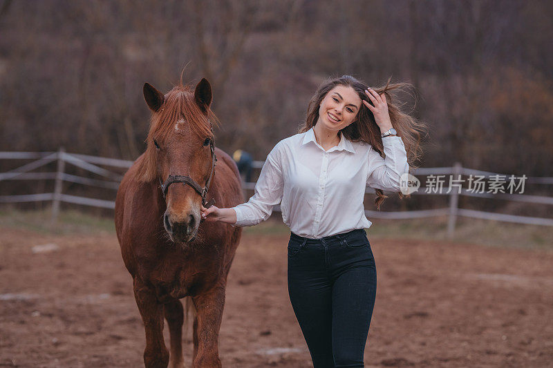 美丽的女人和她的骏马