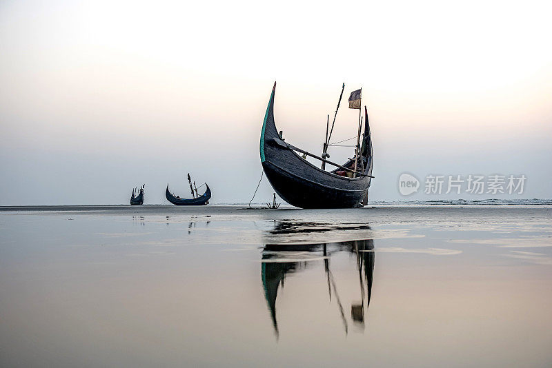 日落时分，孟加拉国考克斯巴扎尔海滩上的渔船