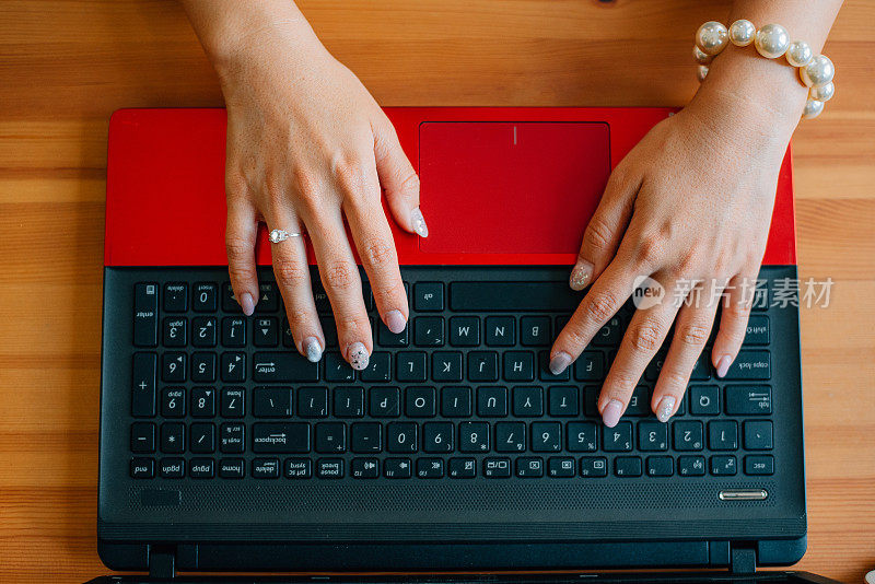 时尚的商业女性工作与笔记本电脑