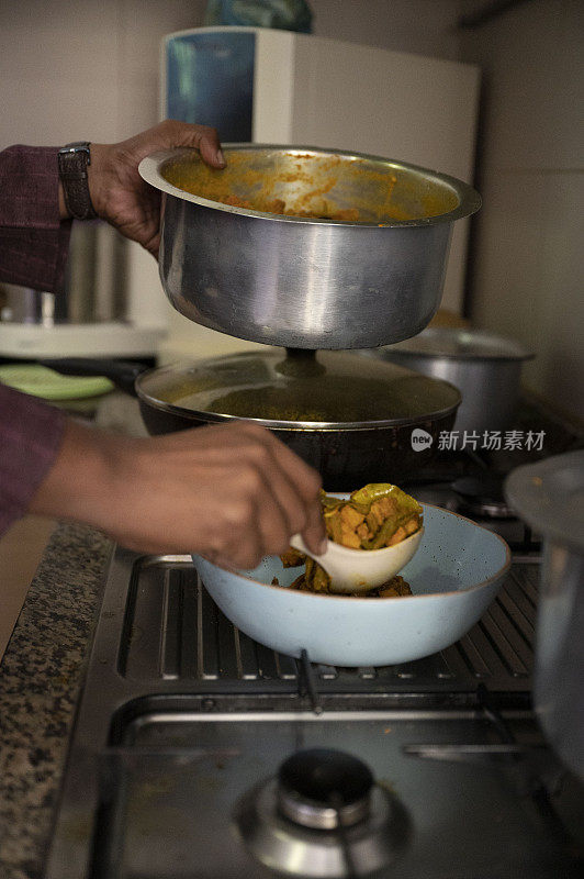 把食物舀进碗里的人