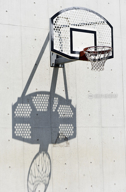 白色混凝土墙上的篮球框