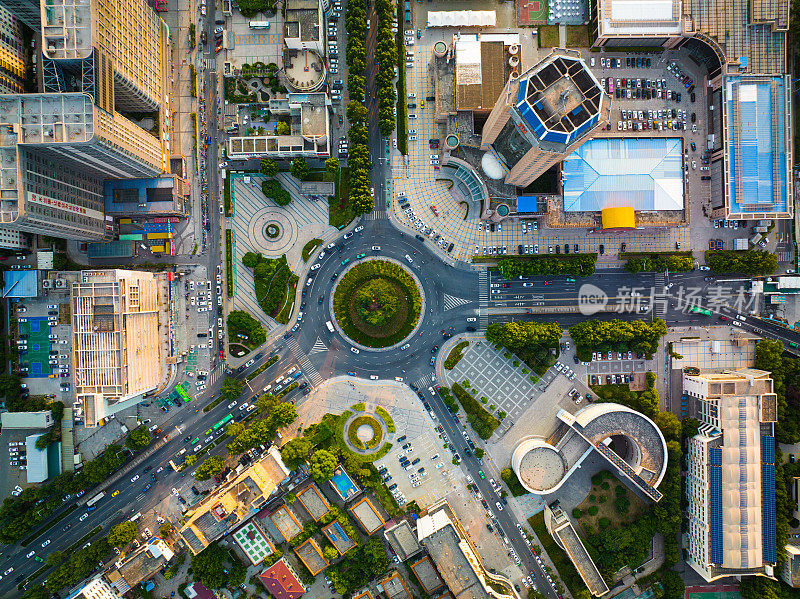 城市环形交通十字路口鸟瞰图