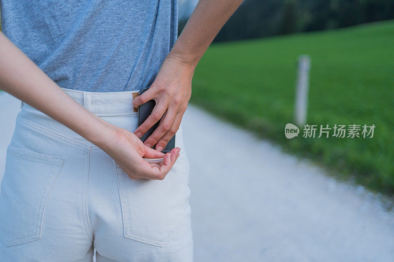 年轻女子在山路上休息