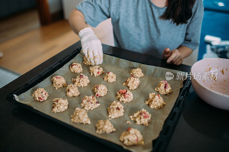 一位妇女正在制作健康的素食草莓燕麦饼干