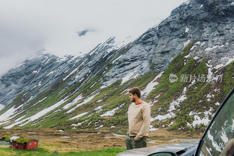 一个旅行者在挪威自驾游时凝视着风景