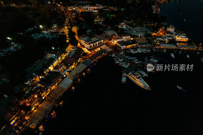 土耳其博德鲁姆的夜晚鸟瞰图Gümüşlük海湾