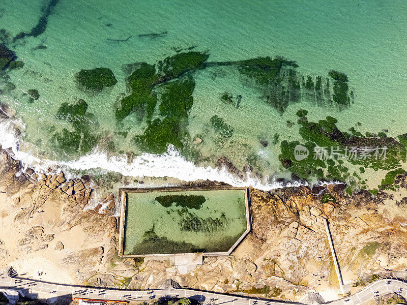 海洋游泳池鸟瞰图，背景与复制空间