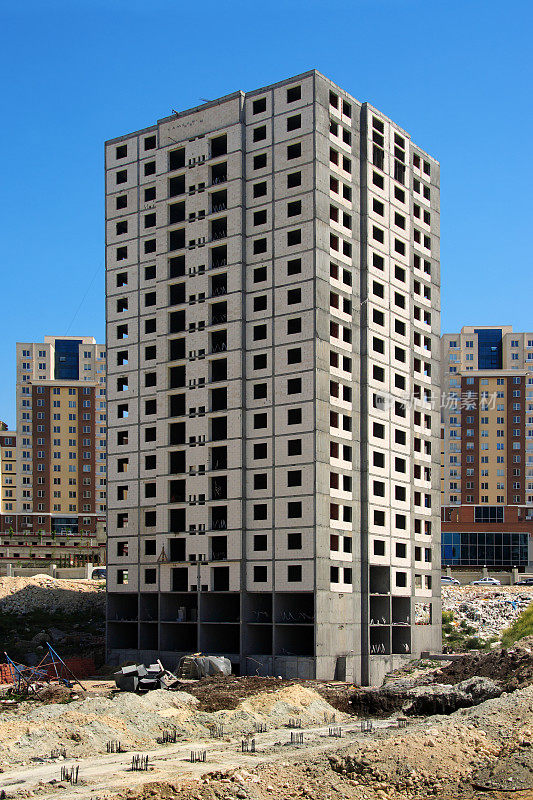 天空中不完整的新住宅楼