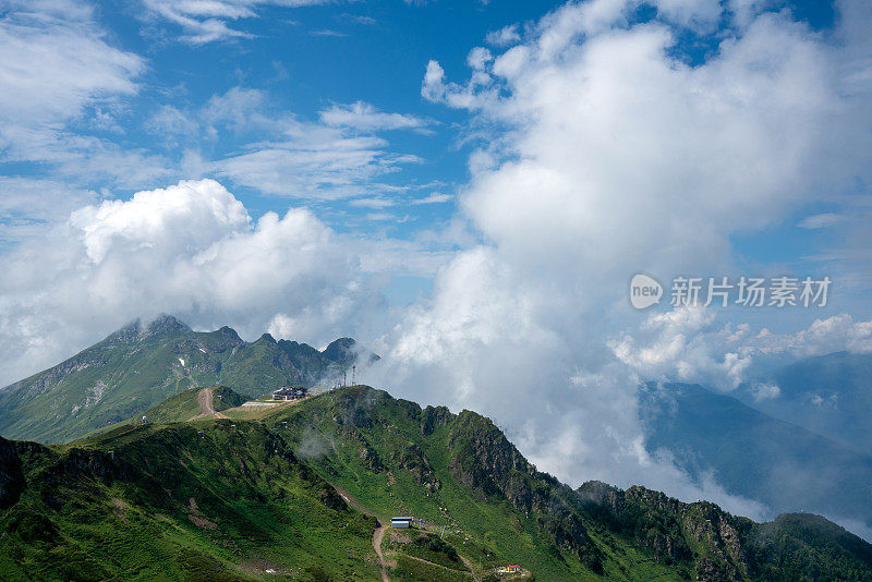 天晴时山间蜿蜒的土路鸟瞰图