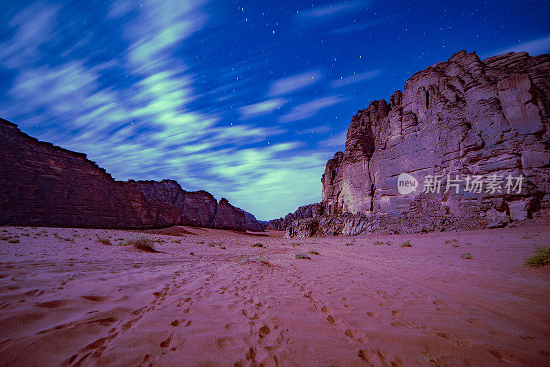 塔布克北部沙漠景观夜景