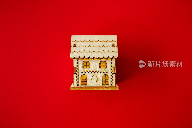 舒适的木制模型房子在红色的背景
