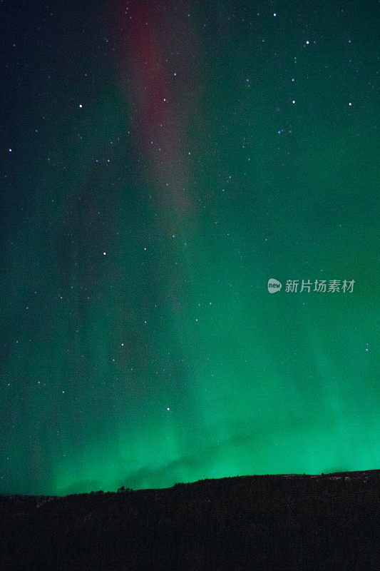 挪威山脉上空的强烈北极光