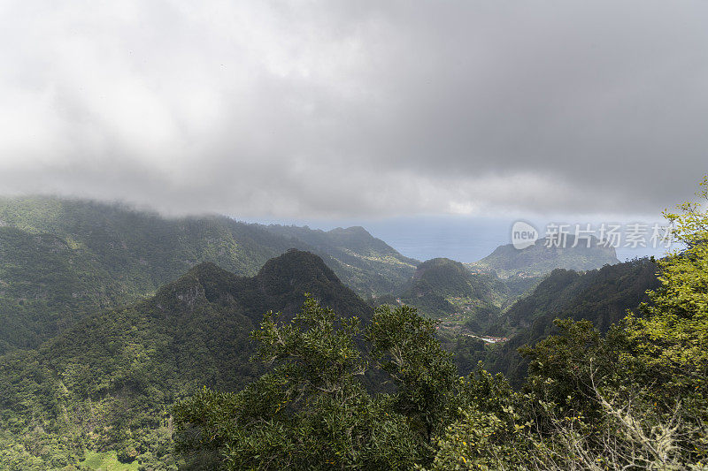 马德拉岛的青山和多云的天空