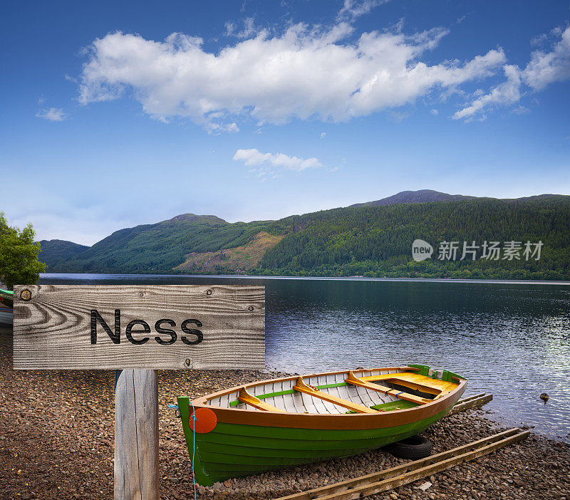 在英国苏格兰高地的尼斯湖和木制标志photomount