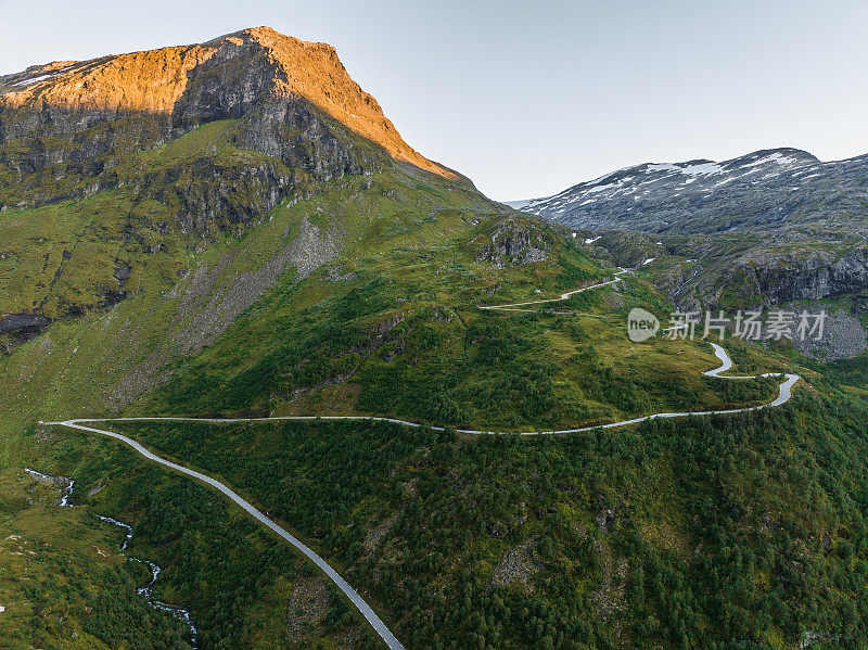 穿过挪威高地的公路鸟瞰图