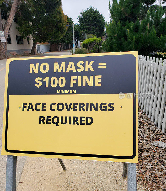 冠状病毒大流行期间，加州蒙特雷的城市人行道上需要佩戴口罩。